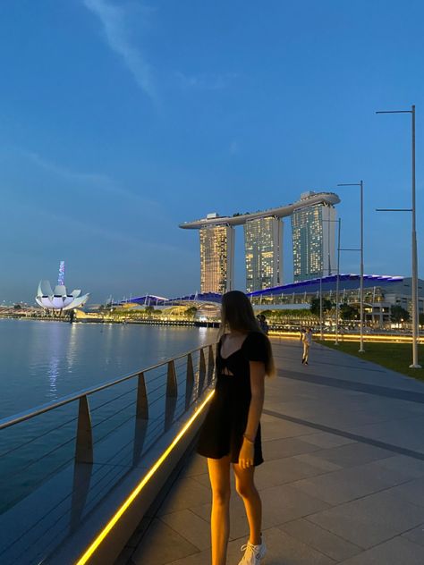 Singapore Outfit Aesthetic, Singapore Outfits Ideas, Singapore Photoshoot Ideas, Singapore Picture Ideas, Outfits For Singapore Trip, Singapore Instagram Photos, Singapore Photo Ideas, Singapore Outfit Ideas, Singapore Ootd