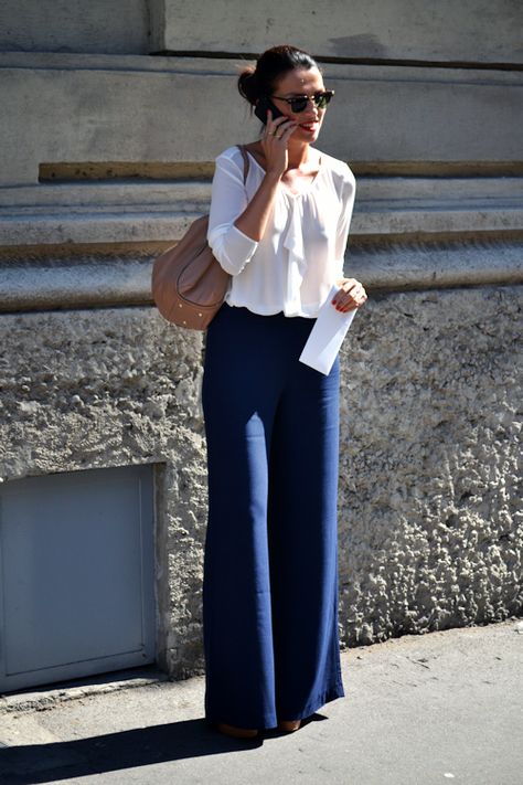 Street Chic! Blue Pants Outfit, Wide Leg Pants Outfit, Wide Leg Pants Outfits, Flair Jeans, Navy Blue Pants, Elegante Casual, Outfit Jeans, Mode Chic, Looks Street Style