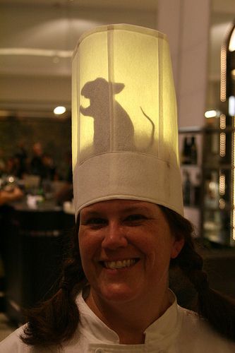 Ratatouille costume Carnaval Costume, Diy Kostüm, Idee Cosplay, Creative Costumes, Fantasias Halloween, Chefs Hat, Disney Costumes, Disney Films, Diy Halloween Costumes