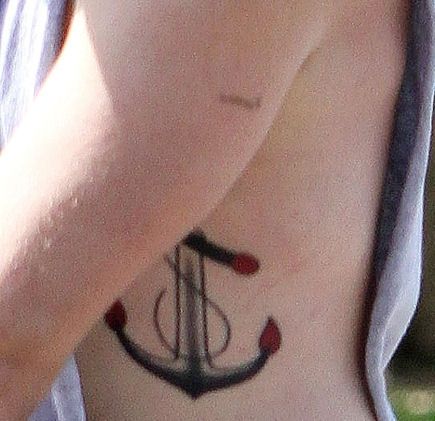 nice anchor tattoo (JHutch) Josh Hutcherson Tattoo, Hunger Games Josh Hutcherson, Anchor Tattoos, Anchor Tattoo, Aaron Taylor Johnson, Peeta Mellark, Josh Hutcherson, Playing Basketball, New Tattoo