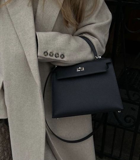 My fave season is whenever I can wear a coat! 🍨 Winter Purses, Hermes Kelly 25, Kelly 25, Shoulder Purses, Hermes Kelly Bag, Designer Purses, Black Handbag, Classy Aesthetic, Leather Satchel Bag