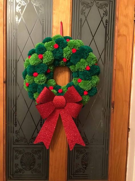 Christmas Pom Pom Wreath, Julkransar Diy, Christmas Pom Pom Crafts, Christmas Pom Pom, Pom Wreath, Pom Pom Wreath, Christmas Decorations Wreaths, Pom Pom Crafts, Xmas Diy