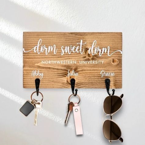 Roommate decor - Etsy Dorm Key Holder, Dorm Entryway Ideas, College Dorm Door Signs, Dorm Door Decorations College, Dorm Room Door Signs, Roommate Gift Ideas, College Dorm Door, Girly Dorm Decor, Dorm Signs