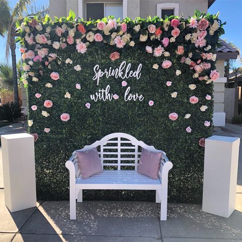 #backdrop #babyshower #flower #baby #babygirl Classy Backdrop, Sprinkle With Love, Diy Backdrop Ideas, Aesthetic Backdrop, Boxwood Backdrop, Greenery Background, Grass Backdrops, Decoration Evenementielle, Wedding Background Decoration