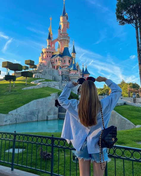 Disneyland Around The World, Euro Disney Paris Outfit, Disneyland Paris Picture Ideas, Paris Girl Outfit, Paris Disneyland Outfit, Outfit Para Disney, Disneyland Paris Photo Ideas, Djerf Avenue Breezy Shirt, Disneyland Paris Outfit