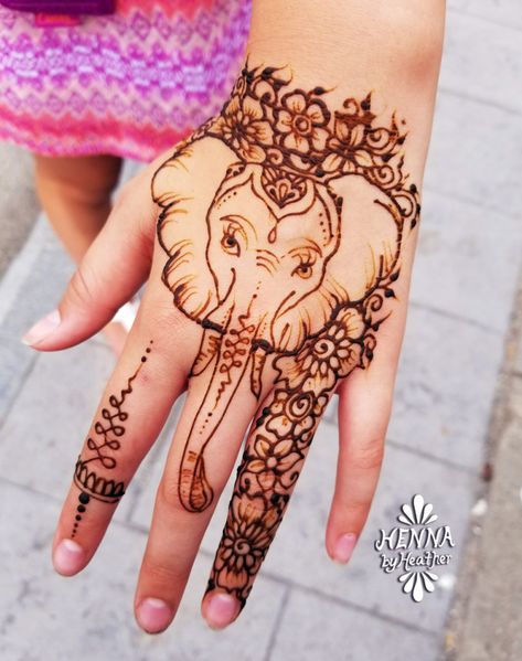 Elephant Tattoo On Hand, Tattoo Indien, Elephant Henna Designs, Lotus Tat, Henna Animals, Elephant Henna, Drawing Elephant, Henna Elephant, Henne Tattoo