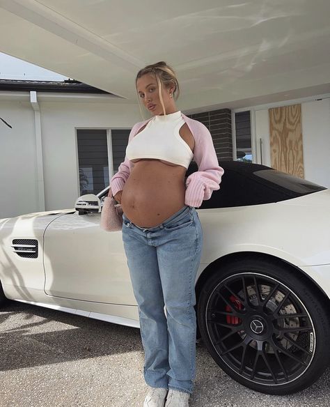 Barbie Beach House, Pregnant Belly Huge, Jeans And Crop Top Outfit, House Barbie, Summer Pregnancy Outfits, Barbie Beach, Cute Pregnancy Pictures, Tammy Hembrow, Maternity Photography Studio