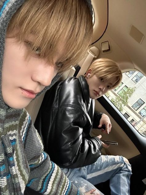 230226 #TAEYONG bubble jaeyong selca update #JAEHYUN #TAEYONG ; THE HAND ON THE THIGHS?!?!?! Neo Got My Back, Nct Taeyong, Lee Taeyong, Jaehyun Nct, Nct 127, Nct Dream, Boy Bands, Boy Groups, Instagram Story