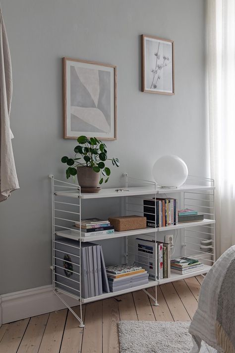 Black And White Furniture, Kitchen Scandinavian, String System, Nordic Kitchen, Flat Decor, Scandinavian Interiors, Black And White Interior, Scandinavian Kitchen, Grey Kitchens