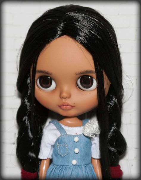 Blythe Dolls Medium Hair, Bythle Dolls Black Hair, Blythe Dolls Black Hair Black Eyes, Blythedoll Black Hair, Blythe Doll Black Hair Tan Skin, Blythe Dolls Black Hair Brown Skin, Hispanic Blythe Doll, Blythe Doll Dark Brown Hair, Mexican Blythe Doll