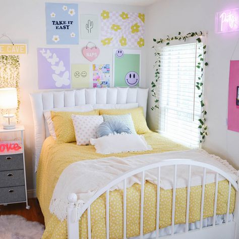 30 College Dorm Room Ideas To Give You Some Inspiration! - Prada & Pearls Unknown Aesthetic, Eco Project, Apartment 2023, College Dorm Room Ideas, Ideal Bedroom, Pastel Room Decor, Dorm Room Ideas, College Dorm Room, Dekorasi Kamar Tidur