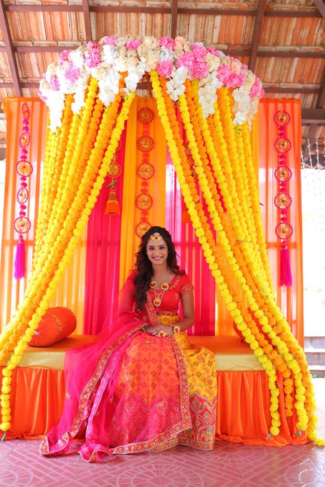 Haldi Decoration Ideas Pink, Pink And Yellow Mehendi Decor, Pink And Orange Indian Wedding Decor, Pink Orange Wedding Decor, Haldi Ceremony Backdrop, Haldi Ideas, Mehandi Decor, Haldi Dress Ideas, Flower Wall Decor Diy