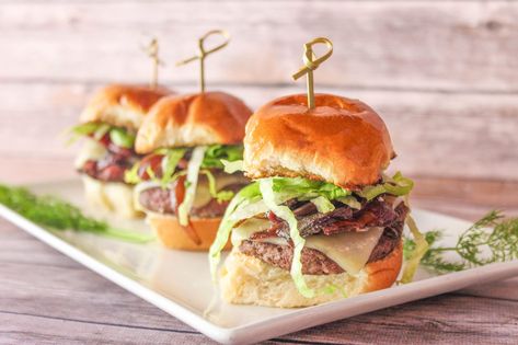 Bison Sliders Recipe, Easy Sliders, Super Bowl Party Menu, Balsamic Onions, Bison Burgers, Bbq Chicken Sandwich, Easy Slow Cooker Chicken, Burger Sliders, Slider Buns