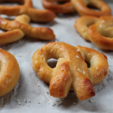 Pizza Dough Pretzels, Make Pretzels, Pretzel Pizza, Freeze Pizza Dough, Easy Ice Cream Sandwiches, Gluten Free Pizza Dough, Gluten Free Pretzels, Homemade Pretzels, Snack Prep