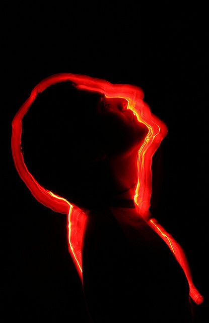 Different Lighting Photography, Light Painting Portrait, Red Light Painting, Light Painting Photography Ideas, Body Temperature Painting, Light Painting Ideas, Body On Fire, Power Photography, Light Painting Photography