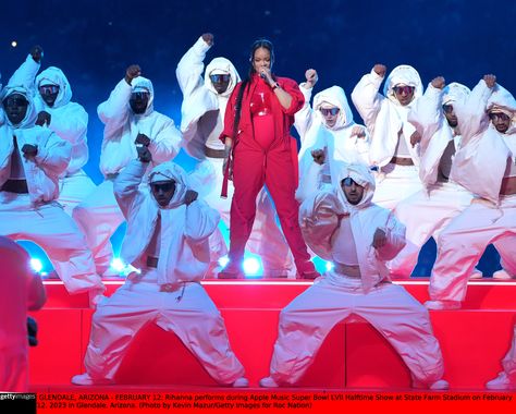 Rihanna Superbowl, Rihanna Pictures, Super Bowl Outfit, Pregnancy Goals, Dancer Dress, Rihanna Photos, Red Bar, Halftime Show, Pregnant Celebrities