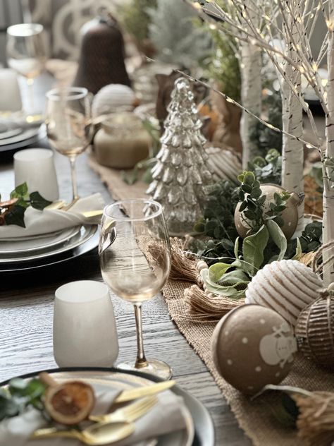 Table Scapes Christmas, Black White Christmas Table, Christmas Table Scape, Black And White Christmas Decor, Silver Gold Christmas, Money Board, Light Browns, Black And White Christmas, Black White Christmas