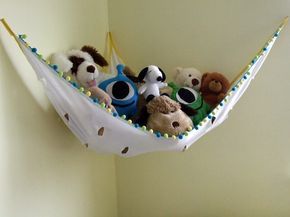 Tutorial on how to make a toy hammock for the wall. I definitely need to do this for my room! Diy Stuffed Animal, Stuffed Animal Net, Stuffed Animal Holder, Stuffed Animal Hammock, Toy Net, Soft Toy Storage, Koti Diy, Toy Hammock, Diy Toy Storage