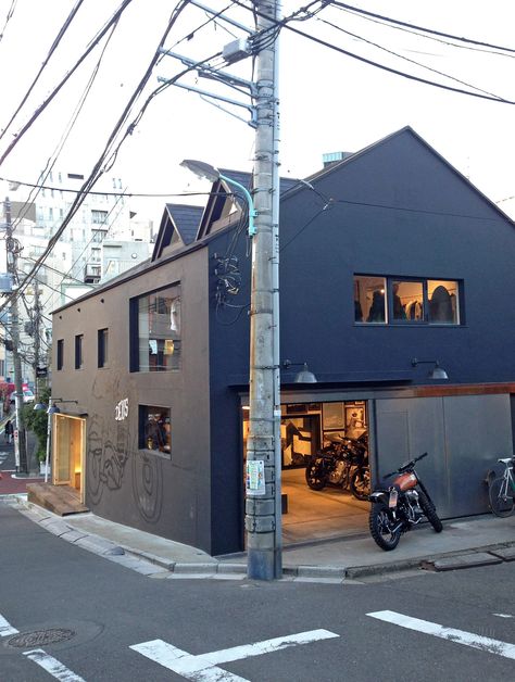 Deus Ex Machina Tokyo Flagship Warehouse Garage, Motorcycle Workshop, Garage Loft, Garage Exterior, Cool Garages, Garage Style, Motorcycle Garage, Garage Shop, Deus Ex Machina