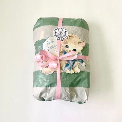 Aesthetic Birthday Gift Wrapping, Aesthetic Wrapped Gifts, Cute Present Wrapping, Crismas Gift Ideas, Gift Wrapping Aesthetic, Cute Wrapping Ideas, Cute Gift Wrapping, Chihiro Y Haku, Gift Wrapping Inspiration