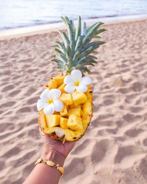 Pineapples taste better at the beach! Tropical Food, Pineapple Fruit, Images Esthétiques, Summer Wallpaper, Summer Photos, Tropical Vibes, Summer Pictures, Summer Fruit, Beach Aesthetic