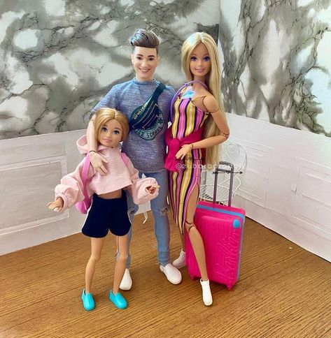 Barbie Rp Ideas, Kids Toys For Christmas, Barbie Fashion Sketches, Kids Toy Shop, Baby Barbie, Barbie Doll Set, Barbie Sets, Barbie Collector Dolls, Barbie Diorama