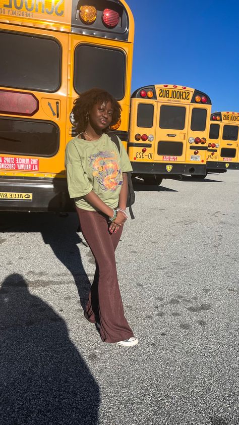 Brown Flares Outfit, Natural Hairstyles Curly Hair, Boho Pants Outfit, Black Flare Leggings Outfit, Girl Sweatpants Outfit, Curly Hair Braid, Flair Leggings Outfit, Brown Leggings Outfit, Spring Outfits College