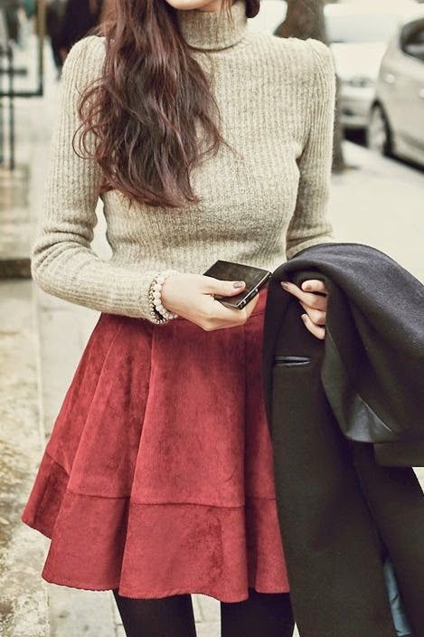 Luv to Look | Curating Fashion & Style: Street style turtle neck sweater and cute red velvet skirt Thanksgiving Outfit Women, Winter Skirt Outfit, Stylish Winter Outfits, Rock Outfit, Look Retro, Red Skirt, Winter Skirt, Cute Winter Outfits, Suede Skirt