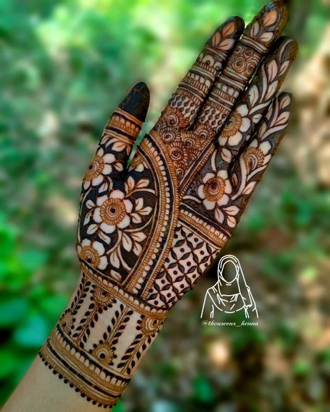 Front Half Hand Mehndi Designs Latest, Half Hand Henna Design, Bharma Mehndi Designs, Back Hand Design, Beautiful Simple Mehndi Design, Short Mehndi Design, Front Mehndi Design, Palm Mehndi Design, Simple Mehendi Designs