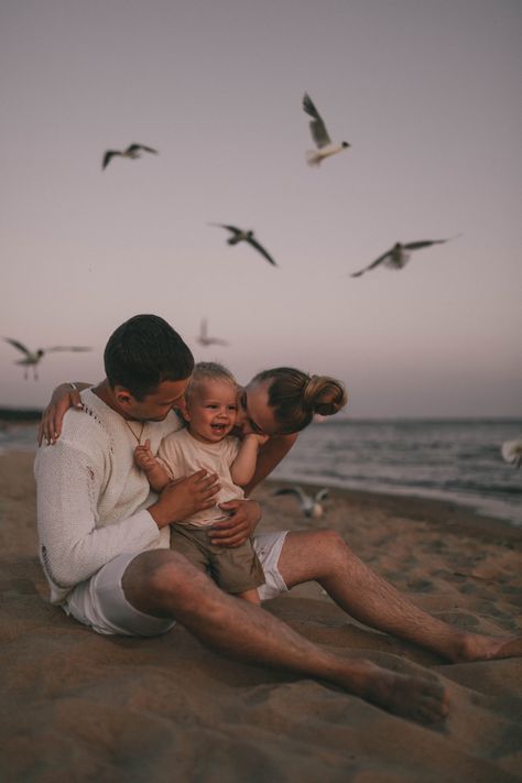 Mom And Son Beach Pictures, Family Vacation Aesthetic, Beach Holiday Photos, Strand Shoot, Beach Photoshoot Family, Family Beach Session, Fam Photos, Mother Baby Photography, Photo Voyage