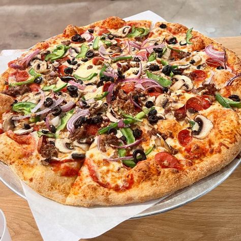 Now that's an unreal view 🤩 The Works // Pepperoni, bell pepper, onion, mushroom, black olive and garlic, Italian sausage, and our famous meatballs. 🍕😋 📷 @foodsiebri #sgtpepperonis #BestOCPizza #WeekendVibes Pepperoni And Mozzarella, Pepperoni And Sausage Pizza, Bell Pepper Pizza, Hot Honey Pepperoni Pizza, Pepperoni Mushroom Pizza, Extra Pepperoni Pizza, Meatball Pizza, Mozzarella Pizza, Pickled Onions