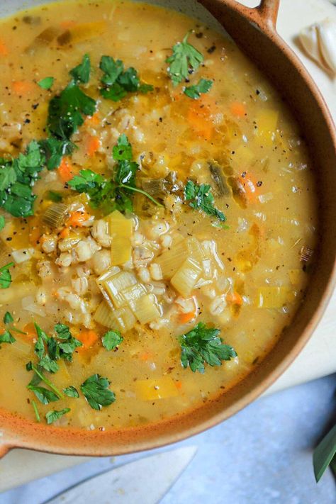 Pearl Barley and Leek Soup - Lucy & Lentils Easy Vegan Recipe Vegetable Leek Soup Recipes, Carrot And Leek Recipes, Barely Recipes Pearl, Lentil Leek Soup, Vegan Pearl Barley Recipes, Pearl Barley Recipes, Pearl Barley Soup, Mediterranean Soups, Chunky Vegetable Soup