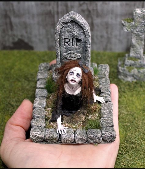 So creepy Doll House Decorating Ideas, Halloween Minis, Halloween Dollhouse, Halloween Fairy Garden, Halloween Diorama, Halloween Village Display, House Decorating Ideas, Medusa Costume, Haunted House Diy