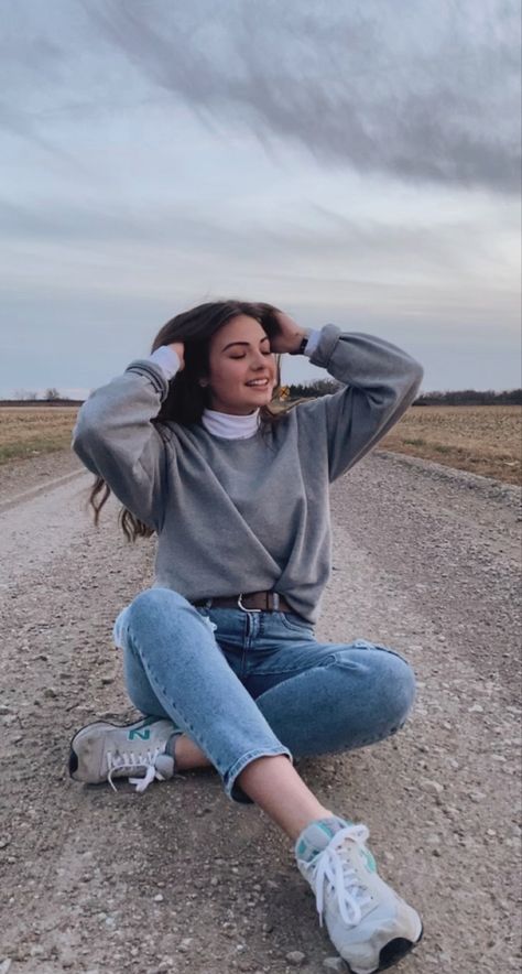 Sitting Poses On Road, Ground Sitting Poses, Sitting Poses Outside, Setting Pose For Women, Standing Poses Photography Women Jeans, Cute Single Person Poses, Sit Poses Photography, Seating Poses Photography, Sitting Ground Pose