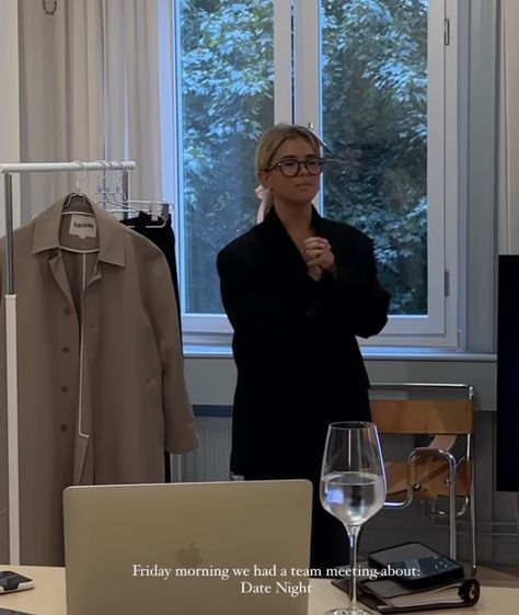 Djerf team meeting Stockholm aesthetic Scandinavian life Copenhagen college Matilda Djerf Business, Djerf Avenue Office, Matilda Djerf Office, 2024 Plan, Office Cozy, Fashion Journalist, Women Ceo, Busy Woman, Matilda Djerf