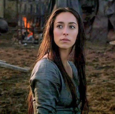 Talisa ~ I still really miss this character.  She was so much cooler than Jeyne Westerling it was hard to be that mad at Robb for ruining everything to be with her Talisa Game Of Thrones, Jeyne Westerling, Oona Chaplin, Robb Stark, Got Game Of Thrones, George Rr Martin, Gra O Tron, Valar Morghulis, Charlie Chaplin