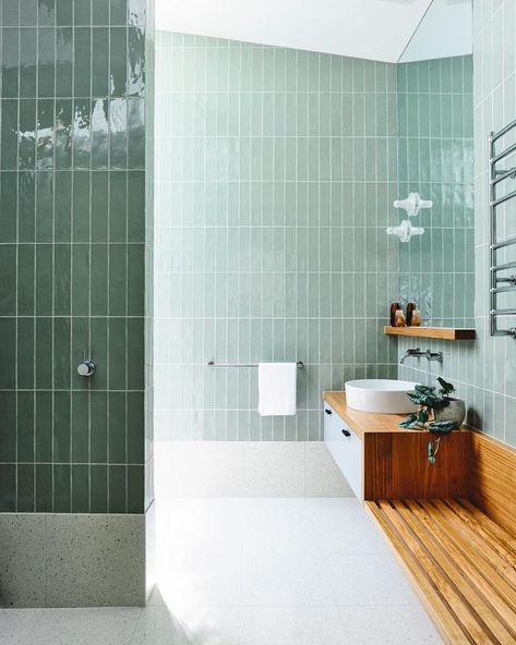 15 Ideas for Gorgeous Green Bathrooms Seafoam Green Bathroom, Light Green Bathrooms, Dark Green Bathrooms, Green Tile Bathroom, Subway Tiles Bathroom, Bathroom Top, Bathroom Trends, Trendy Bathroom, Bad Design