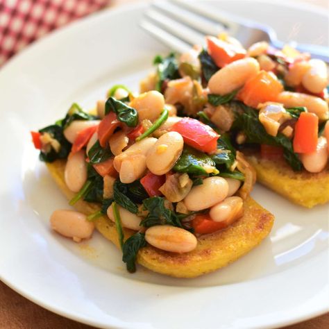 This quick and easy dish tops baked polenta slices with a flavorful spinach and white bean mixture that even tastes great as leftovers. Polenta Slices, Grilled Polenta, Baked Polenta, Summer Appetizers Easy, Polenta Recipes, Slices Recipes, Cooking With Olive Oil, Prep Recipes, White Bean