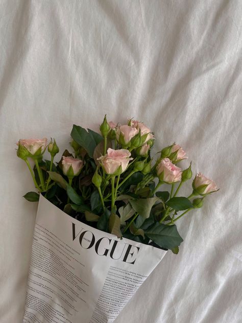 Pastel Flower Bouquet Aesthetic, Aesthetic Pictures Coquette, Buy Yourself Flowers Aesthetic, Vogue Aesthetic Wallpaper, Minimal Flower Bouquet, Rose Bouquet Aesthetic, Rosé Vogue, Canva Background, Vogue Aesthetic