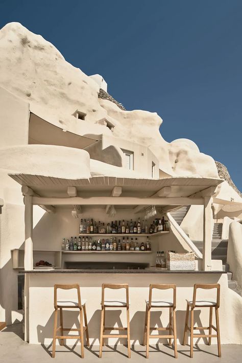 Santorini Restaurants, Hotels In Santorini Greece, Grecia Santorini, Santorini Oia, Santorini Hotels, Luxury Collection Hotels, Greece Hotels, Hotel Room Design, Outdoor Restaurant