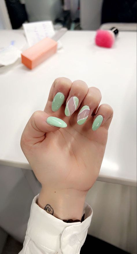 Mint Green Almond Nails With Design, Mint Manicure Ideas, Mint Green And White Nails, Mint Almond Nails, Mint And White Nails, Mint Colored Nails, Nails Anc, Sea Foam Nails, Mint Nails Design