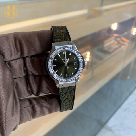 Hublot Watches Women, Hublot Classic Fusion, Green Diamonds, Hublot Classic, Diamond Watches Women, Hermes Watch, Hublot Watches, Diamond Jewelry Set, Green Watch