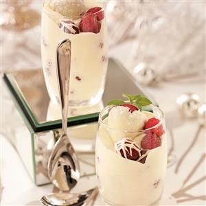 Berries with Champagne Cream Recipes With Champagne, Fatty Snacks, Champagne Food, Valentines Desserts, Champagne Recipe, Wimbledon Final, Strawberry Wine, Valentines Day Desserts, My Funny Valentine