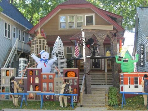 Awesome Ghostbusters Halloween decorations Diy Halloween House Decorations, Halloween Yard Displays, Ghostbusters Party, Photo Halloween, Casa Halloween, Fun Halloween Decor, Halloween Outdoor, Halloween Yard Decorations, Decoration Halloween