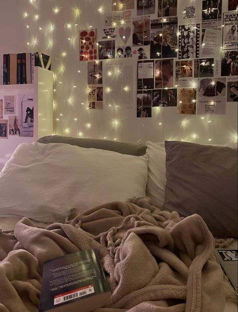 Aesthetic Bedroom Ideas Taylor Swift, Bedroom Aesthetic Taylor Swift, Bedroom Inspirations Taylor Swift, Coquette Room Wall Decor, Taylor Room Aesthetic, Bedroom Taylor Swift Theme, Harry Styles Aesthetic Bedroom, Aesthetic Room Taylor Swift, Room Ideas Aesthetic Taylor Swift