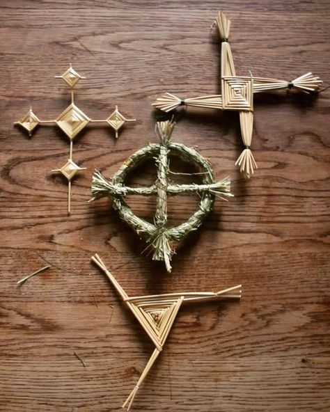 May Queen Crafts on Instagram: "🌾🌾CROSSES 🌾🌾 Three straw variations of the Brigid cross and a hay suncross. I've not really used hay before but I was inspired by the Lithuanian folk art of making sculptures from dried meadow hay. 🌾🌾🌾🌾🌾🌾🌾🌾🌾🌾🌾🌾 The hay I've used is rabbit feed from a pet shop! I just slightly dampen it and used a fine wire to wrap small bunches to create shape. I have lots of practice and research to do to even begin to emulate the work of the Lithuanian artists, b Brigid Cross Diy, Celtic Holidays, Lithuanian Folk Art, Lithuanian Ancestry, Rabbit Feed, Woven Crafts, Brigid Cross, Celtic Crafts, Folk Christmas