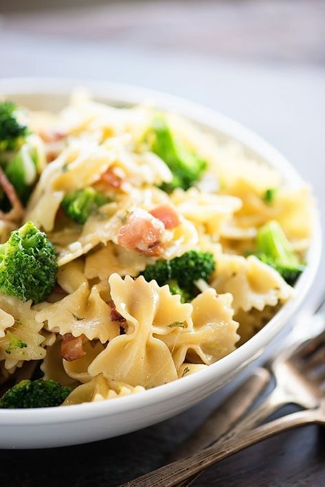 Our family's all-time favorite pasta that EVERYONE eats without complaint! Loaded with bacon, broccoli, and cheese and ready in just 20 minutes! Butterfly Pasta, Pasta And Broccoli, Bacon And Broccoli, Bacon Pasta Recipes, Broccoli Pasta Salads, Pasta With Bacon, Bacon Broccoli, Buns In My Oven, Novice Chef