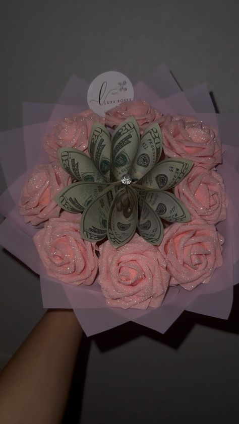 Pretty Floral Arrangements, Glitter Money Roses, Money And Flower Bouquet, Make Up Bouquet Gift Ideas, Glitter Flower Bouquet, Birthday Money Bouquet Ideas, Gift Business Ideas, Glitter Roses Bouquet, Money Birthday Gift Ideas