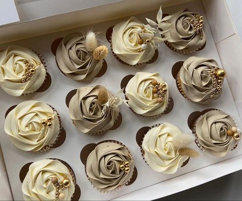 Brown Cupcakes Aesthetic, Boho Chic Cupcakes, Beige Cupcakes Aesthetic, Neutral Color Cupcakes, Boho Cupcakes Wedding, Boho Theme Cupcakes, Bohemian Cupcakes, Beige Cupcakes, Boho Bridal Shower Cake