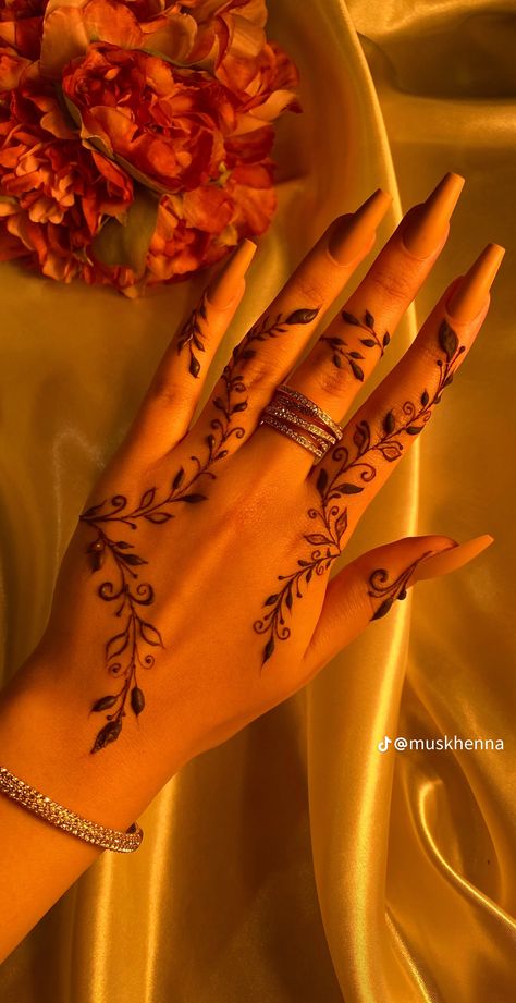 Flower Tattoos Easy, Tattoo Hand Designs, Cute Flower Tattoos, Mehndi For Beginners, Long Messy Hair, Small Henna Designs, Traditional Mehndi, Mehndi Ideas, Cute Henna Designs